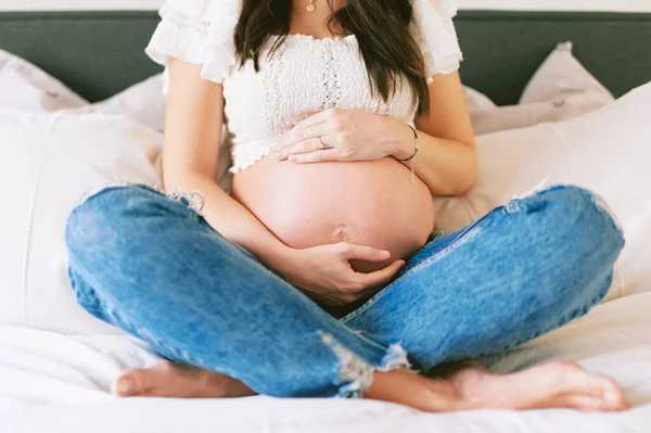 Indoor Portret Van Mooie Jonge Zwangere Vrouw Rusten Bed — Stockfoto