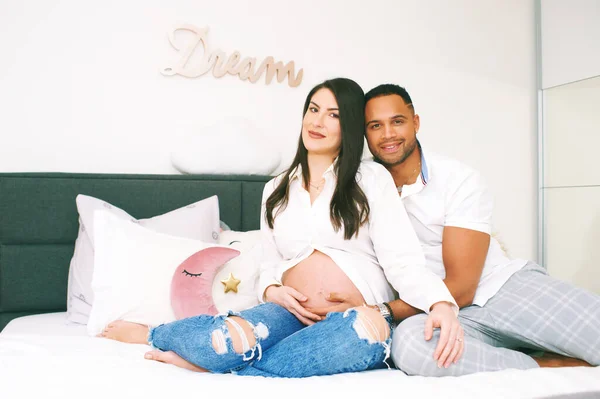 Retrato Interno Família Jovem Feliz Mulher Grávida Com Seu Marido — Fotografia de Stock