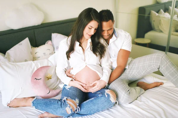 Retrato Interno Família Jovem Feliz Mulher Grávida Com Seu Marido — Fotografia de Stock