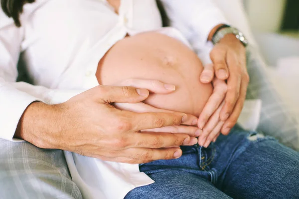 Futuro Pai Mãe Segurando Bebê Galo Close Imagem — Fotografia de Stock