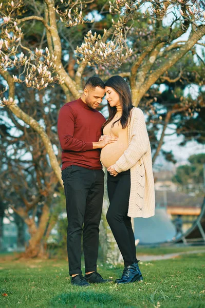 Retrato Livre Belo Casal Grávida Imagem Início Primavera — Fotografia de Stock