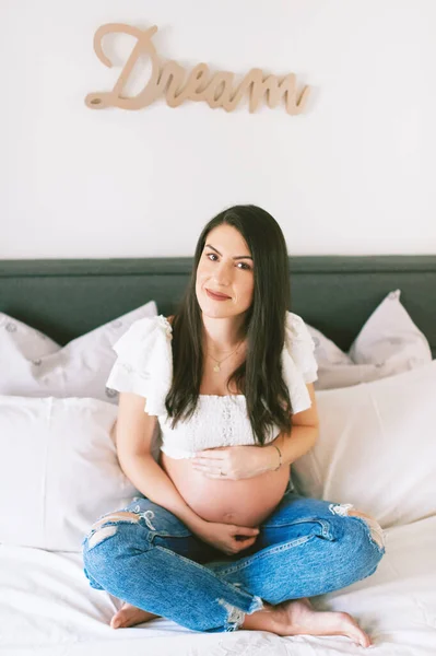 Retrato Interior Una Hermosa Joven Embarazada Descansando Cama — Foto de Stock
