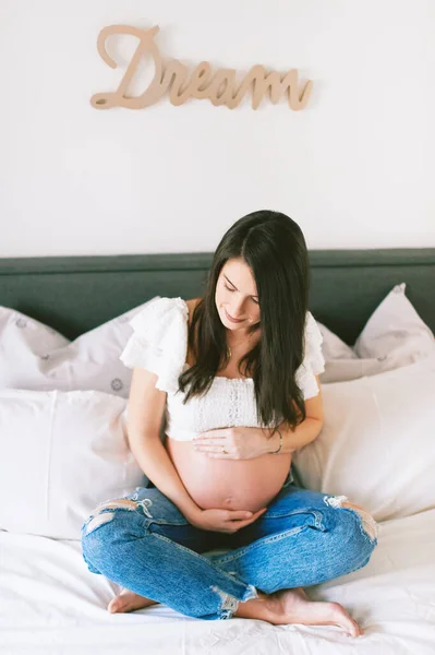 Внутренний Портрет Красивой Молодой Беременной Женщины Отдыхающей Кровати — стоковое фото