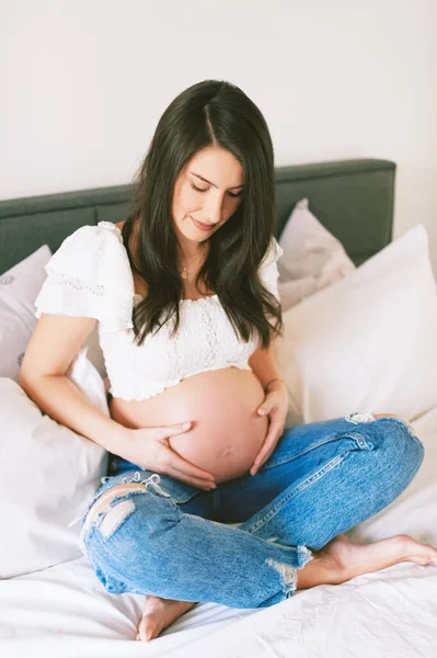 Indoor Portret Van Mooie Jonge Zwangere Vrouw Rusten Bed — Stockfoto