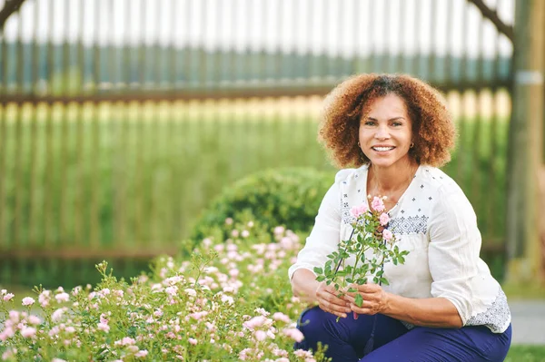 Porträt Einer Schönen Jährigen Frau Die Einen Schönen Tag Blumenpark — Stockfoto