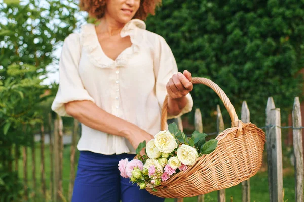 Mulher Segurando Palha Backet Com Rosas Recém Cortadas — Fotografia de Stock