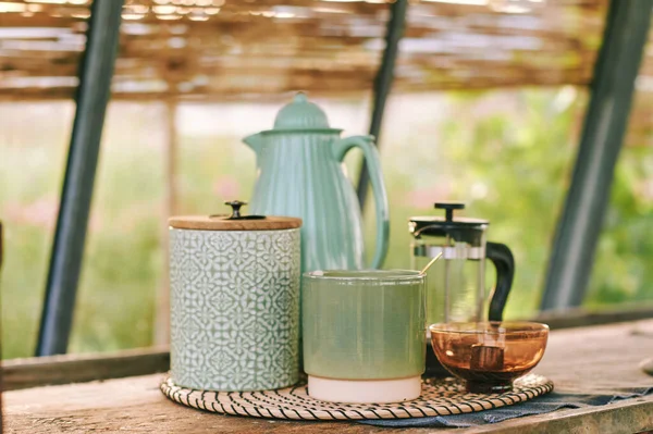 Slunečné Venkovské Kuchyně Čajovým Nádobím Různé Odstíny Zelené Barvy — Stock fotografie