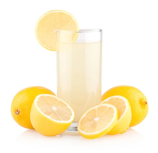 Succo di limone con limoni — Foto Stock