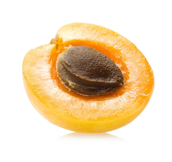 De helft van een abrikoos — Stockfoto