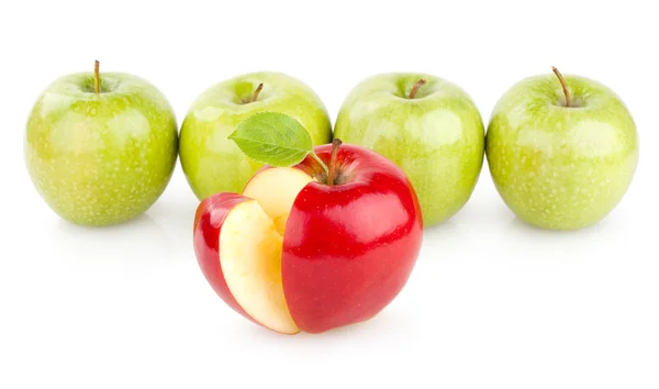 Красное яблоко между зелеными — стоковое фото