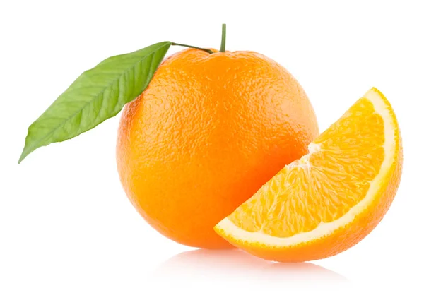 Апельсин со слайсом — стоковое фото
