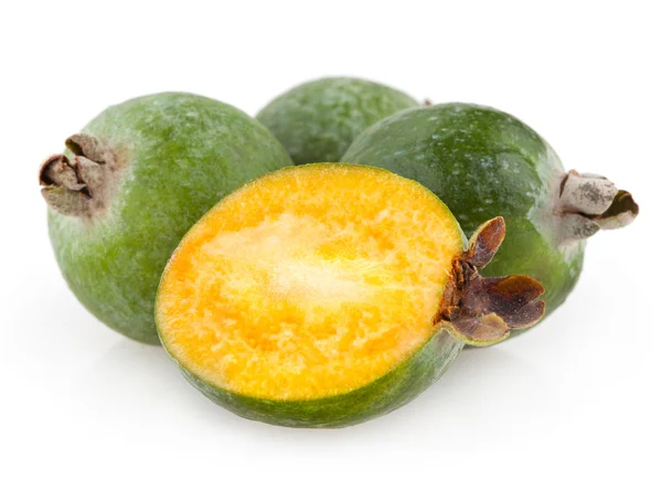 Feijoa diisolasi pada warna putih — Stok Foto