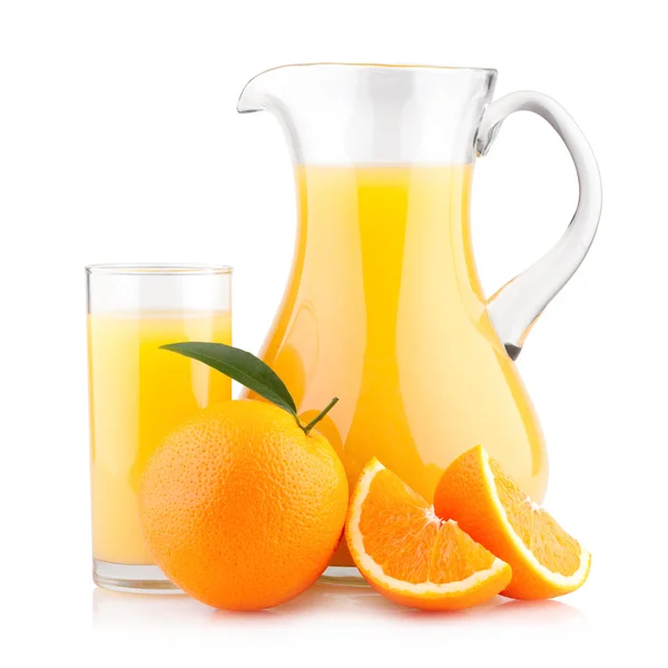 Апельсиновый сок с апельсинами — стоковое фото
