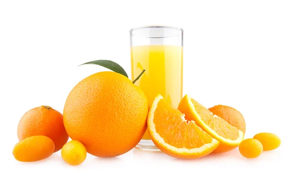 Jus d'orange met oranje citruses — Stockfoto