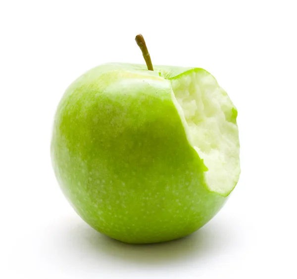 Покусав зелене яблуко — стокове фото