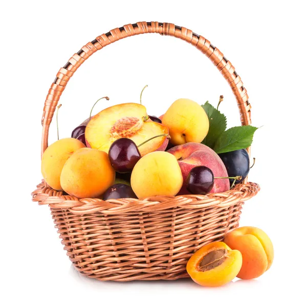 Свежие фрукты в корзине — стоковое фото