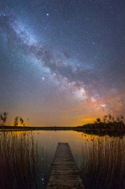 Geceleri gölün üzerinde Samanyolu