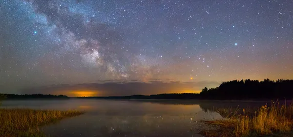 Calea Lactee peste lac noaptea — Fotografie, imagine de stoc