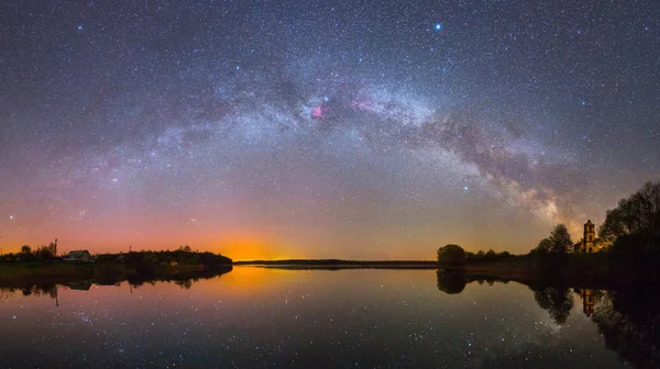 안개낀 밤 호수 위 로 — 스톡 사진