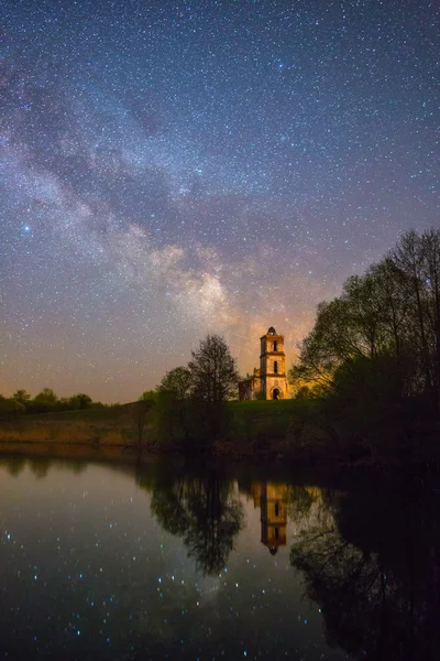 Antigua iglesia bajo el cielo estrellado — Foto de Stock