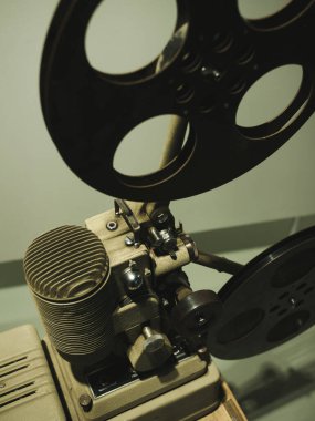 Eski tarz film projektörü, natürmort, yakın plan. Klasik, eski moda film projektörü, bulanık arkaplan, fotoğraf