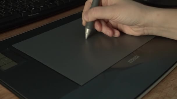 Gros Plan Dessin Main Sur Une Tablette Numérique Avec Crayon — Video