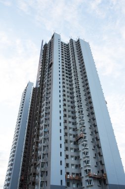 bina inşaat altında uzun boylu kimse