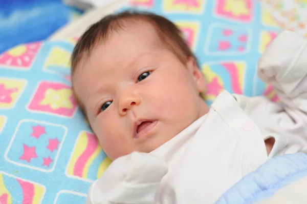 Pasgeboren baby kijkt naar je — Stockfoto