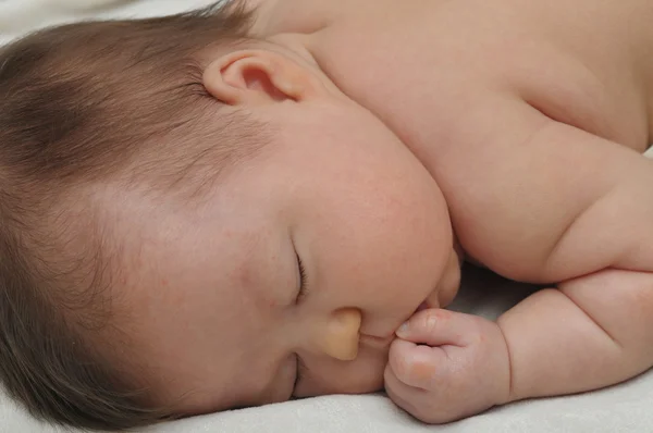 Bebé recién nacido durmiendo — Foto de Stock