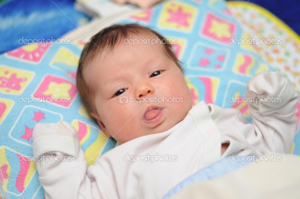 Newborn baby shows tongue — Stock Photo © Aynur_sib 43581829