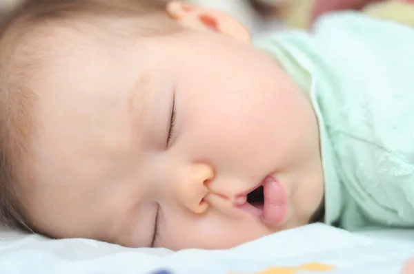 Noworodek śpi z jego usta otwarte — Zdjęcie stockowe