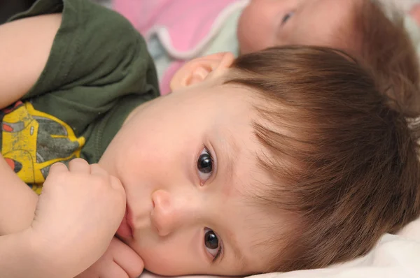 Niño resentido hermana pequeña celosa —  Fotos de Stock