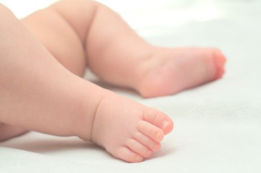 Yeni doğan bebeğin bacakları