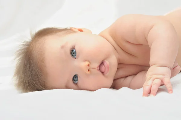 彼女の側に横たわっている赤ちゃん — ストック写真