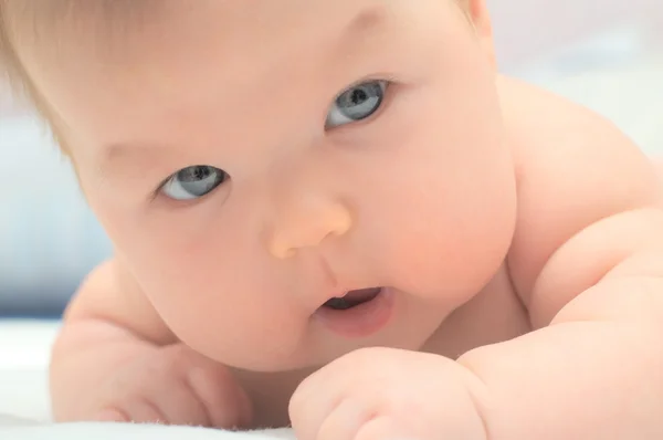 Niño recién nacido mirando — Foto de Stock