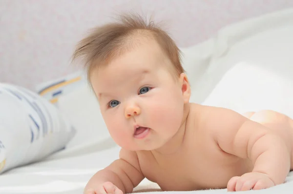 Bebé recién nacido aprendiendo a sostener la cabeza — Foto de Stock