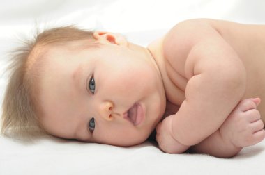 Yeni doğan bebek onun tarafında yalan