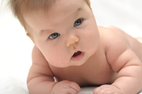 Новорожденный ребенок 3 месяца держит голову — стоковое фото