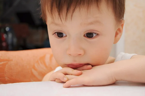 üzgün küçük çocuk aşağı bakıyor