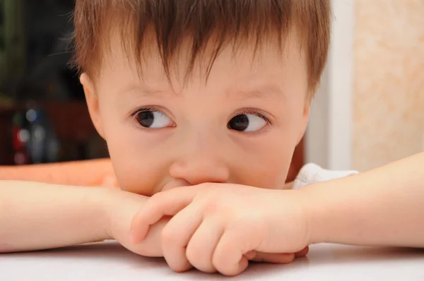 üzgün küçük çocuk sol arıyorsunuz