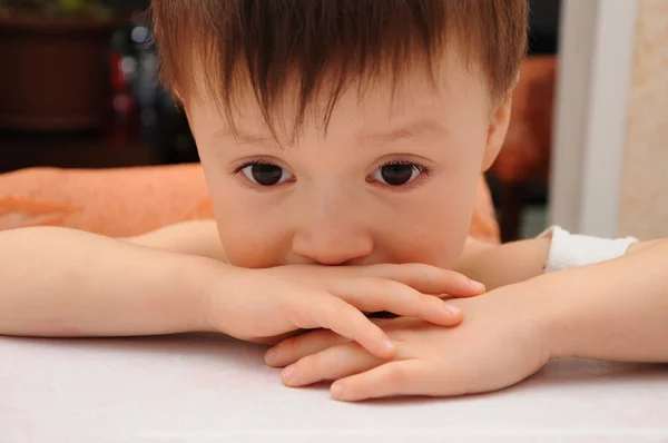 Üzgün küçük çocuk.