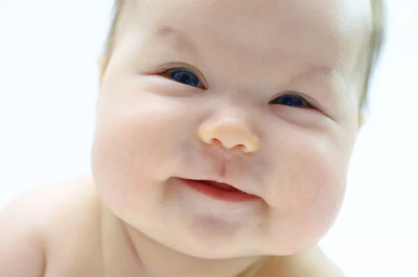 Bebé recién nacido lindo sonriendo — Foto de Stock