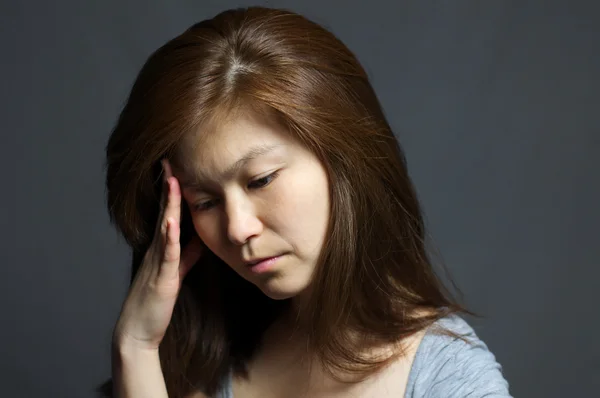 Mujer asiática con dolor de cabeza pensando — Foto de Stock