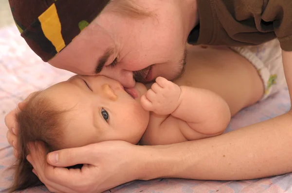 Daddy playing with newborn baby — Stock Photo, Image