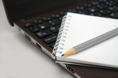 defter kalem kahverengi laptop klavye ile