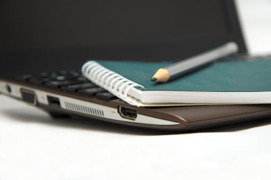 defter kalem kahverengi laptop klavye ile