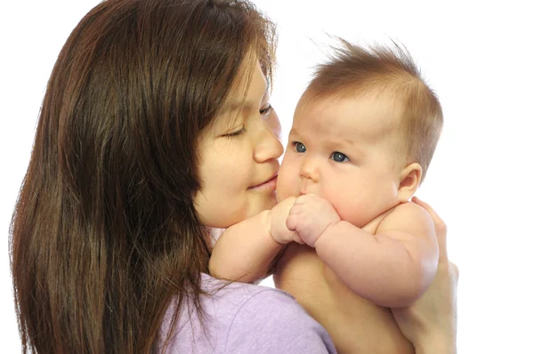 Mère souriante et tenant bébé — Photo