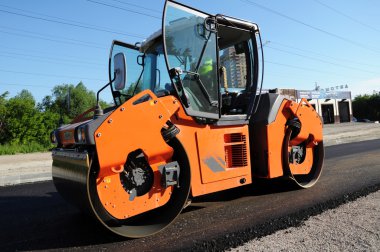 Turuncu yol yapım makine inişli çıkışlı