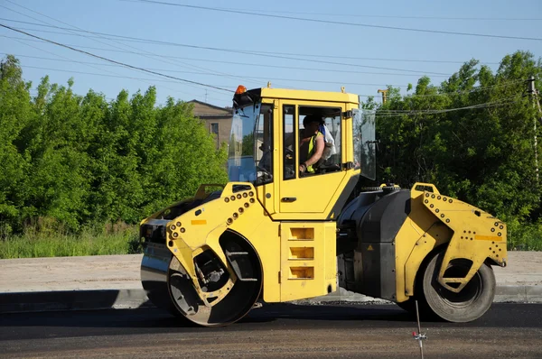 Rolling machines bestrating asfalt — Stockfoto