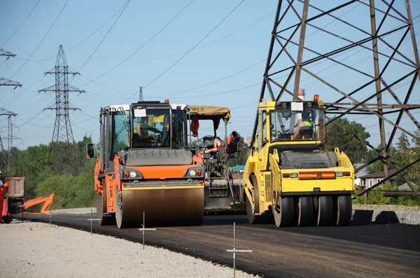 Rollende machineries asfalt maken — Stockfoto